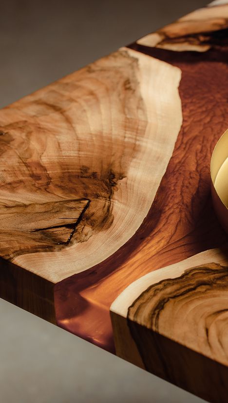 Nahaufnahme einer Tischkante aus Holz