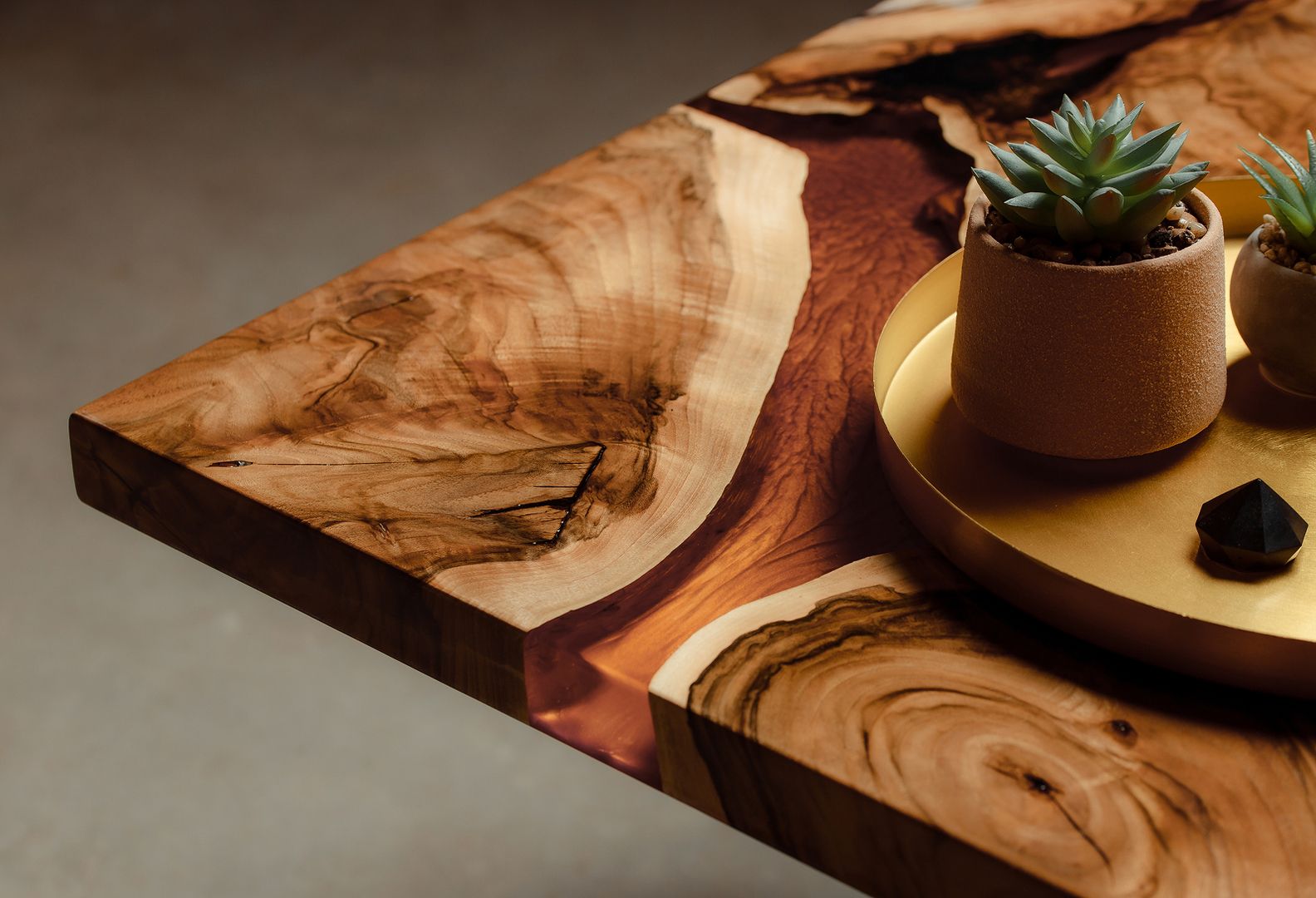 Eine Tischkante aus Holz und Epoxiharz